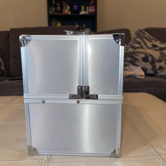 Cosmetic trunk- Cosmetic artist Arbonne Hard-case Tote - Picture 11 of 15